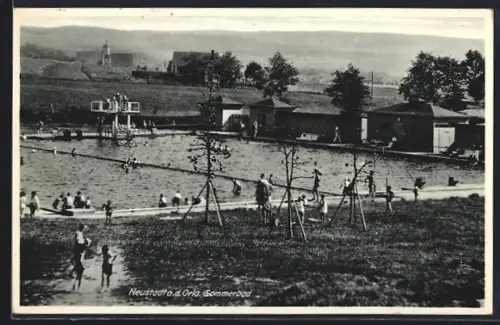 AK Neustadt a. d. Orla, Sommerbad mit Badegästen, Gebäuden und Blick zum Ort