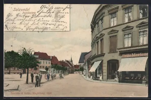 AK Salzwedel, Paradeplatz mit Strasse u. Geschäft Fritz Mertens