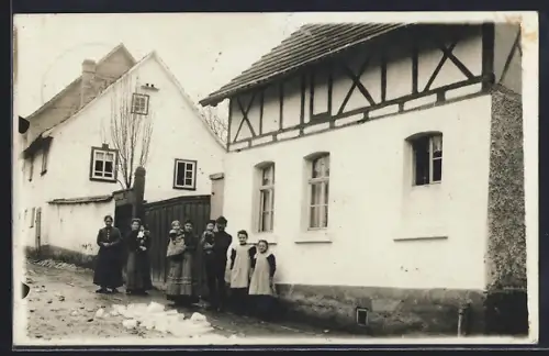 Foto-AK Vieselbach, Gruppenbild vor einem Haus 1912