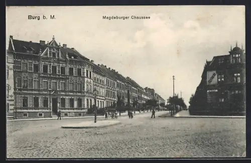 AK Burg b. M., Magdeburger Chaussee mit Restaurant und Passanten