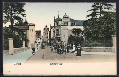 AK Zerbst, Bahnhofstrasse mit Anwohnern
