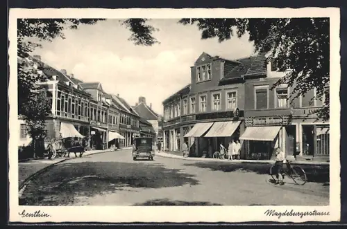 AK Genthin, Magdeburger Strasse mit Geschäften und Passanten