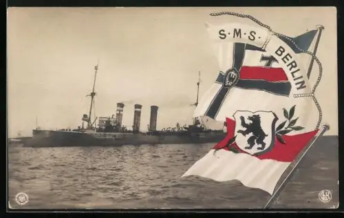 AK Kriegsschiff S.M.S. Berlin im Wasser, Reichskriegsflagge und Berliner Wappen