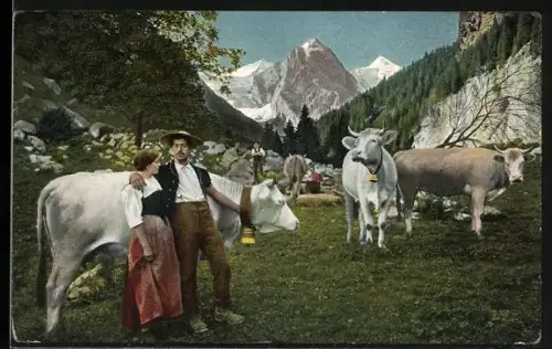 AK Schweizer Alm, Trachtenpaar mit Kühen, Melkerin