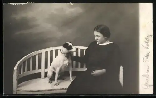 Foto-AK Junge Dame mit einem Pinscher