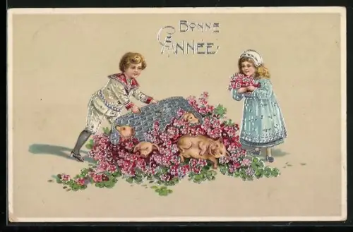AK Kinderpaar mit Ferkel, Blumen u. Glücksklee, Neujahrsgruss