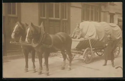 Foto-AK Soldaten mit Planwagen vor einem Gebäude