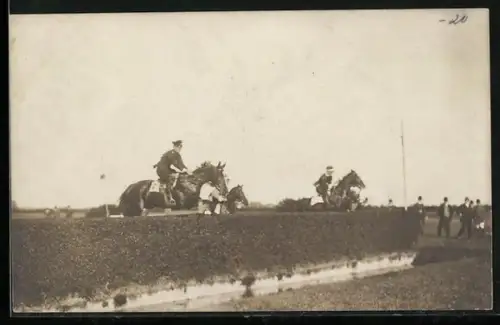 AK Soldaten beim Heckensprung, Pferdesport