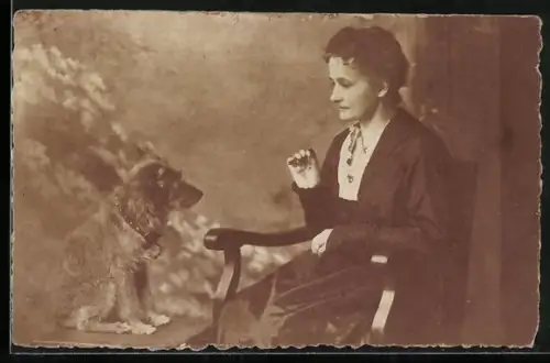 Foto-AK Dame mit kleinem Hund und Leckerli