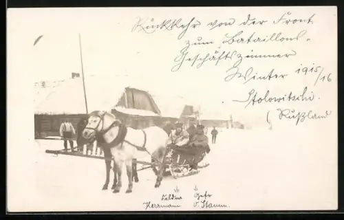 Foto-AK Stolowitschi, Rückkehr von der Front, Soldaten im Pferdeschlitten vor einem Holzhaus, 1915/16
