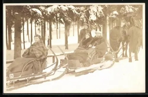 Foto-AK Paar und Dame in Pferdeschlitten auf der Fahrt zur Schneekoppe, 1938