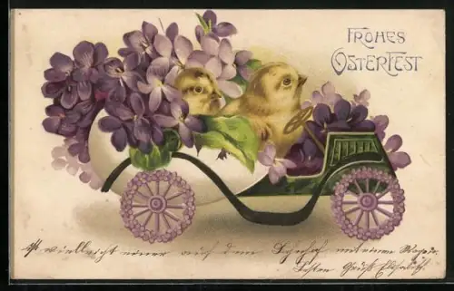 AK Zwei Osterküken fahren in einem Eierschalen-Auto, Frohes Osterfest