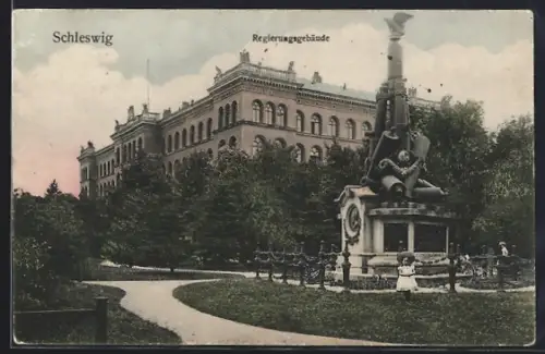 AK Schleswig, Regierungsgebäude mit Kriegsdenkmal
