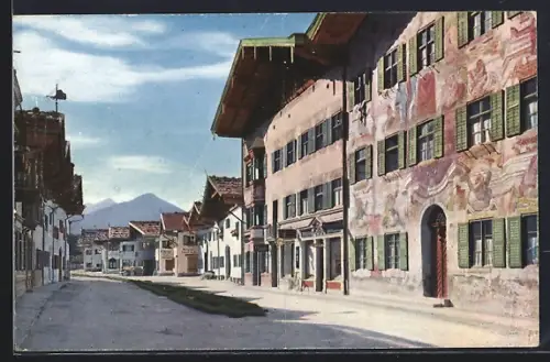 AK Mittenwald, Obere Marktstrasse mit Neunerhaus, Reiterspitze im Hintergrund