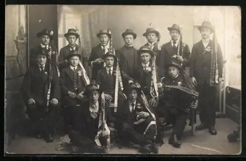 Foto-AK Gruppenbild mit Akkordeon
