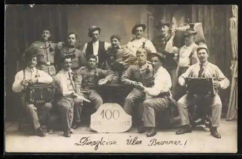 Foto-AK Gruppenbild von Männern in Uniformen mit Messern und Akkordeon 1913