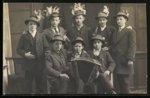 Foto-AK Jungen mit Federhüten und Akkordeon