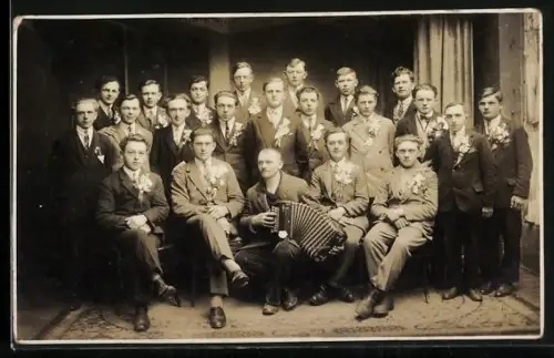 Foto-AK Gruppenbild mit Akkordeon