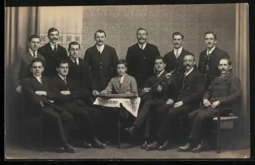 Foto-AK Gruppenfoto mit Zither und Gitarre