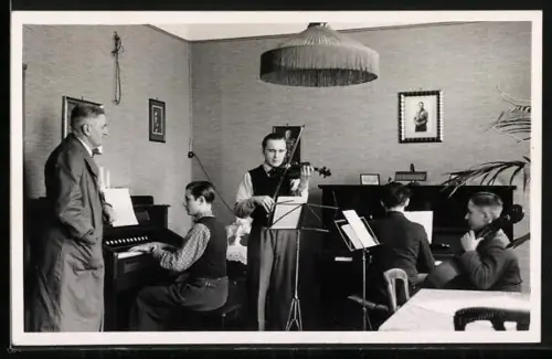 Foto-AK Kinder spielen Musik, Klavier und Geige, Porträt von  an der Wand
