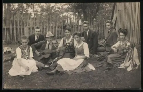 Foto-AK Gruppe sitzt auf einer Wiese mit Gitarre