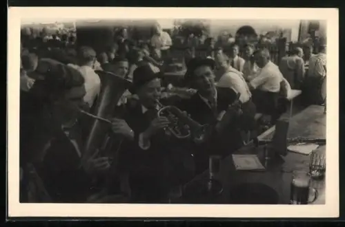 Foto-AK Männer an einem Tisch mit Blasinstrumenten+