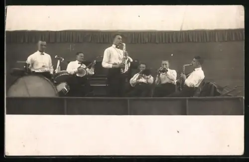 Foto-AK Gruppe Musikanten mit Trommel und Blasinstrumenten