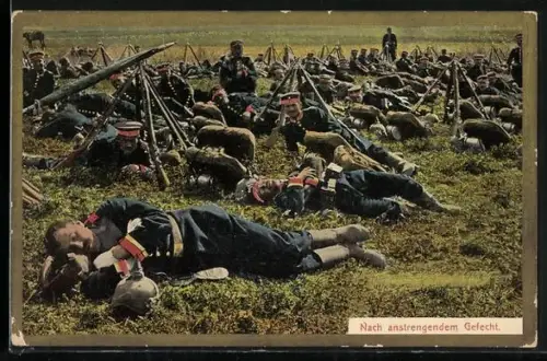 AK Soldaten in Uniformen erholen sich nach einem anstrengenden Gefecht