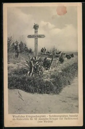 AK Bethincourt /Verdun, Schützengraben benutzt als Ruhestätte für 92 deutsche Krieger, Grabkreuz mit Helm