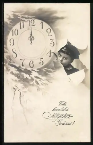 AK Kind in Uniform mit Schirmmütze und Uhr auf Mitternacht, Neujahrsgrüsse