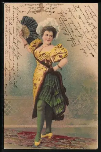 AK Frau in hellem Kleid mit Haube und blauem Fächer