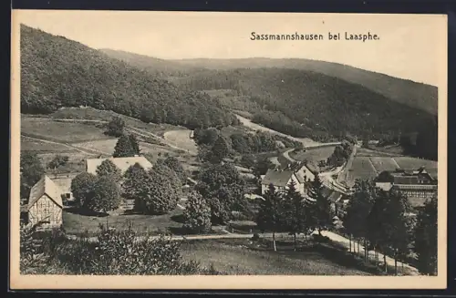 AK Sassmannshausen bei Laasphe, Ortsansicht mit umliegenden Waldgebieten
