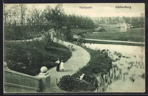 AK Berlin-Schöneberg, Stadtpark mit Passanten