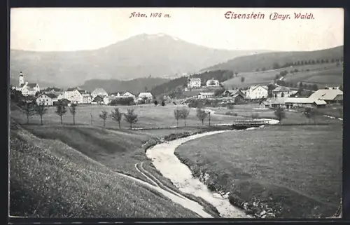 AK Eisenstein /Bayr. Wald, Ortsansicht mit Fluss und Blick zum Arber