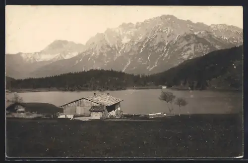 AK Mittenwald, Lautersee mit Berghütte und Alpenpanorama