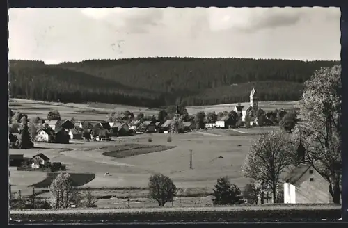 AK Mehlmeisel im Fichtelgebirge, Ortsansicht mit Kirche und umliegender Landschaft