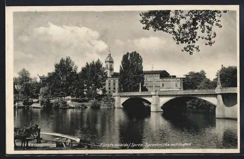 AK Fürstenwalde /Spree, Spreebrücke mit Hafen