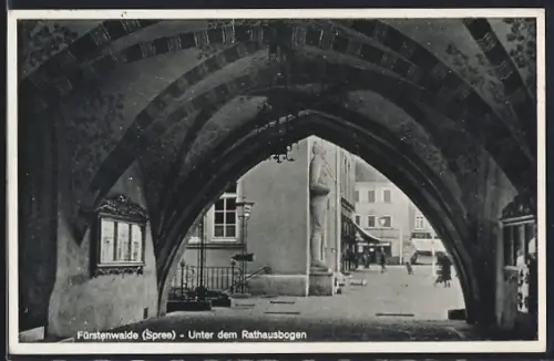 AK Fürstenwalde /Spree, Unter dem Rathausbogen