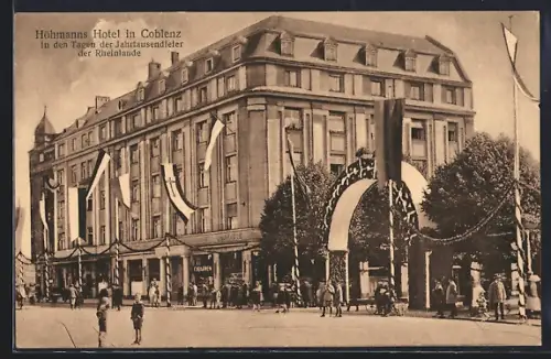 AK Coblenz, Höhmanns Hotel mit Flaggen und Fest-Torbogen, Jahrtausendfeier der Rheinlande