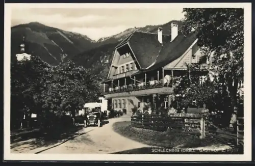 AK Schleching /Obb., Gasthof mit Strasse u. Bergpanorama