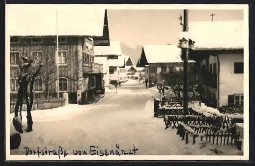 Foto-AK Eisenärzt, Dorfstrasse mit Wasserpumpe im Winter