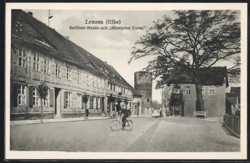 AK Lenzen /Elbe, Berliner Strasse mit StumpfemTurm, Radfahrer