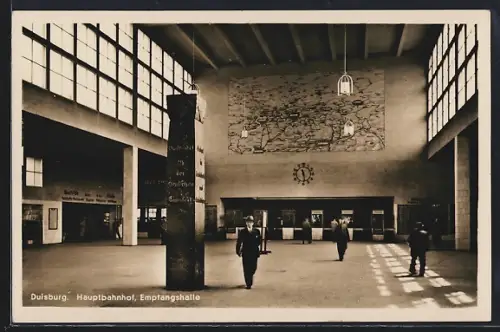 AK Duisburg, Hauptbahnhof, Empfangshalle mit Denkmal u. Schaltern