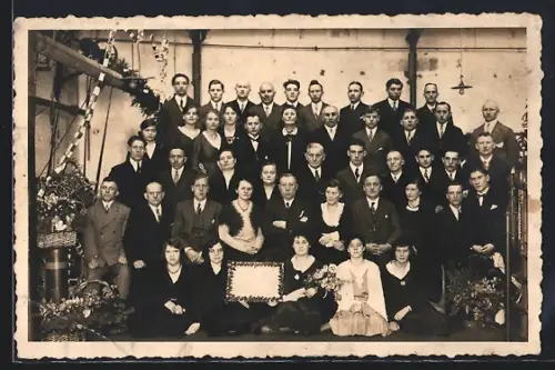 Foto-AK M.-Gladbach, 25 Jahre Jutespinnerei Illeisen & Co. 1932, Angestellte mit Blumenkörben, Gruppenbild