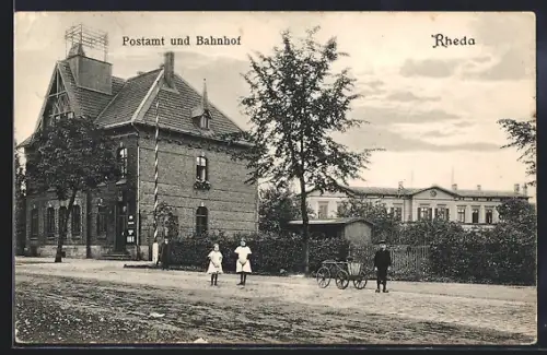 AK Rheda, Postamt und Bahnhof von der Strasse aus, Kinder mit Bollerwagen
