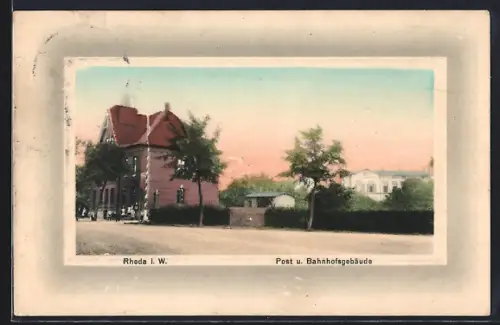 AK Rheda i. W., Post u. Bahnhofsgebäude von der Strasse aus