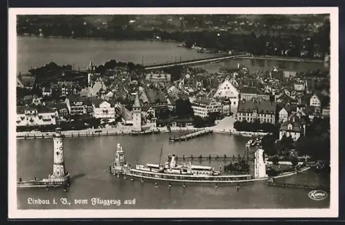 AK Lindau i. B., Hafen, Leuchtturm vom Flugzeug aus