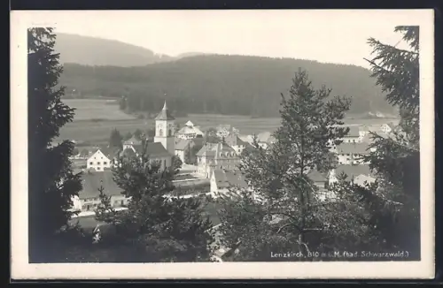 AK Lenzkirch /bad. Schwarzwald, Ortsansicht, Kirche, Schwarzwaldlandschaft