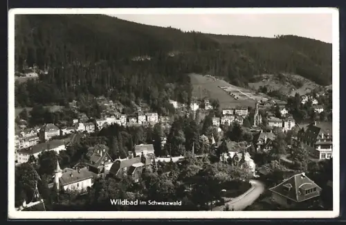 AK Wildbad im Schwarzwald, Ortsansicht, bewaldete Hügel