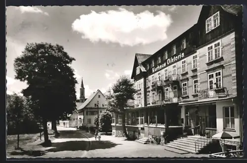 AK Schönwald /Schwarzwald, Kurhaus Viktoria, Kirche, Strassenansicht
